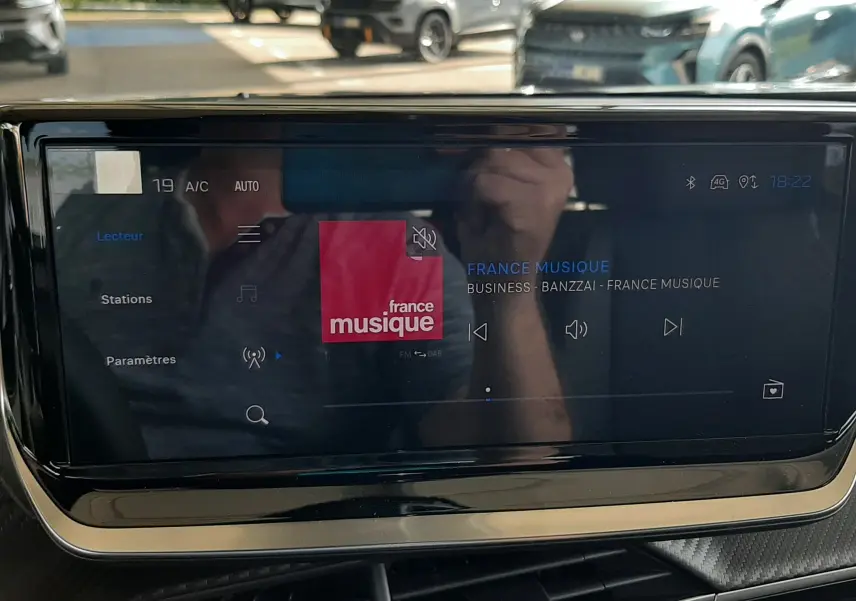 Écran tactile central du Peugeot 2008 2025 affichant la radio France Musique, intérieur noir visible au premier plan.