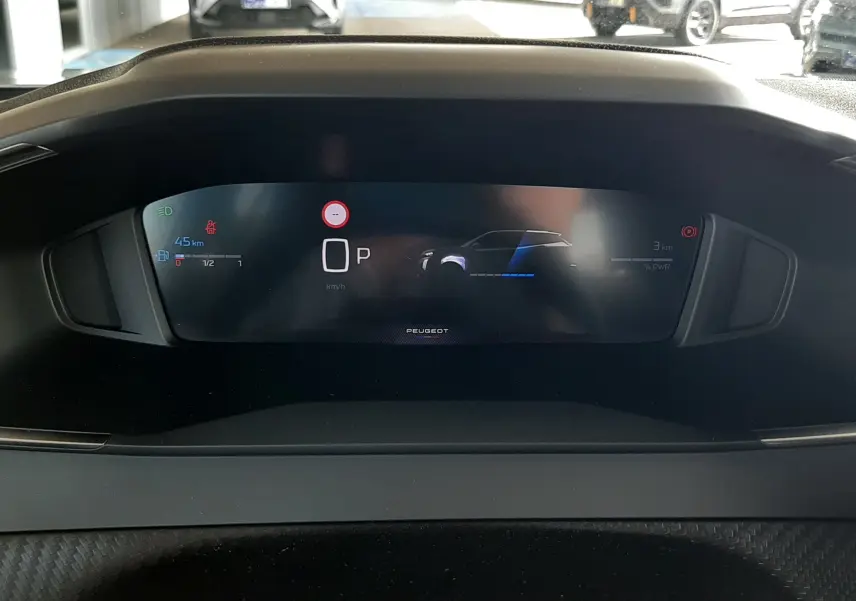 Vue intérieure du tableau de bord numérique du Peugeot 2008 gris Artense, affichant l'état hybride et la vitesse à 0 km/h.