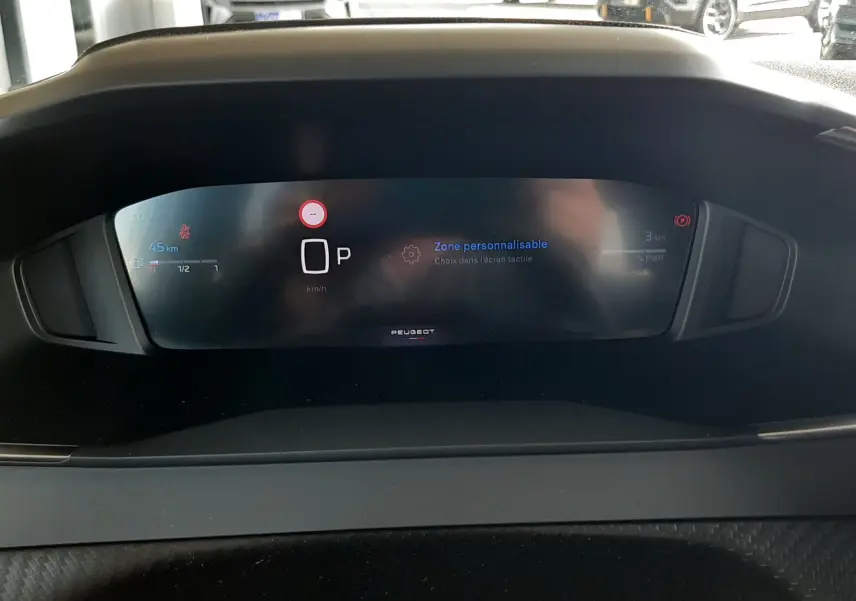 Tableau de bord numérique du Peugeot 2008 1.2 Hybrid 145ch Allure, affichage central avec indication de vitesse à 0 km/h.