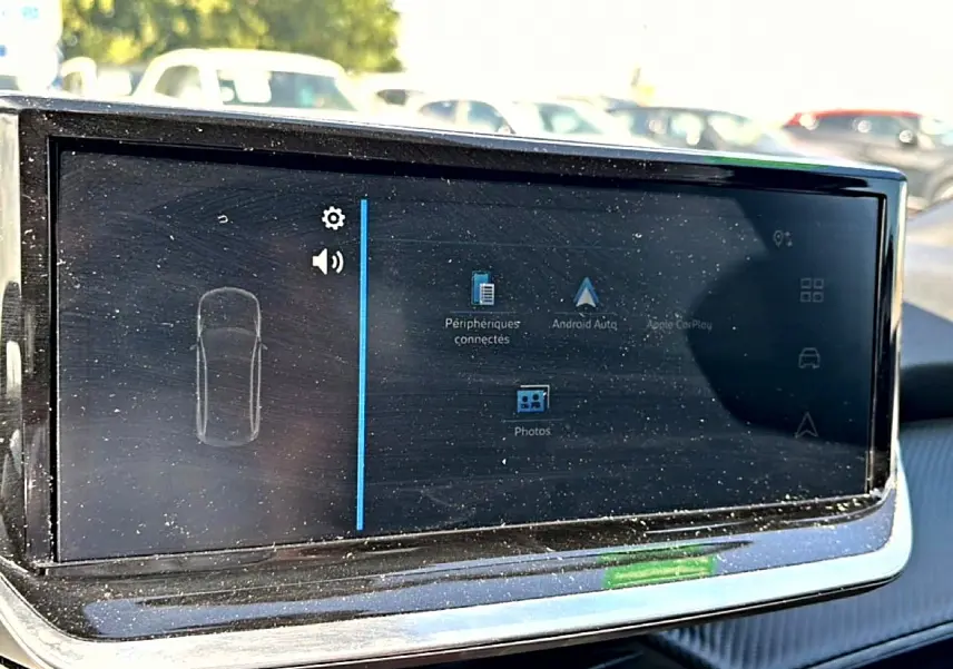 Écran tactile multifonction du tableau de bord du Peugeot 2008 gris, affichant les options connectées et multimédia.