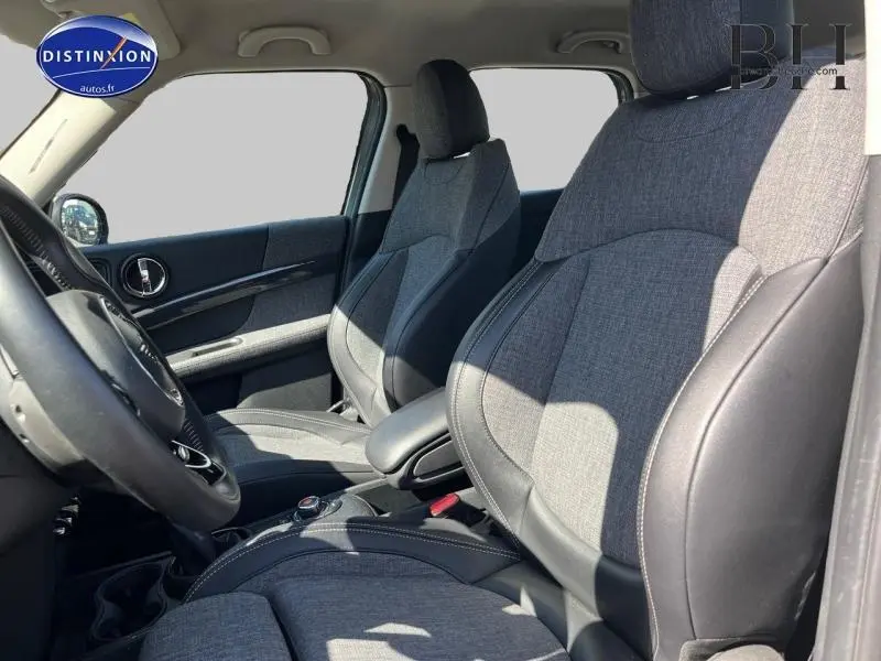 Vue intérieure côté conducteur du MINI COUNTRYMAN Cooper SE 2019, sièges sport gris tissu et cuir avec volant cuir multifonction.