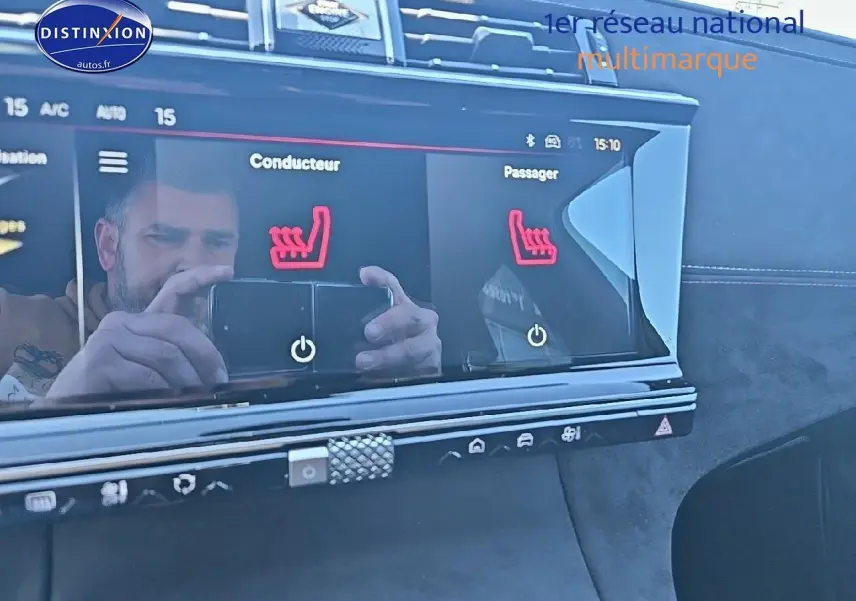 Écran tactile central du DS7 gris titane 2025 montrant les commandes des sièges chauffants conducteur et passager.