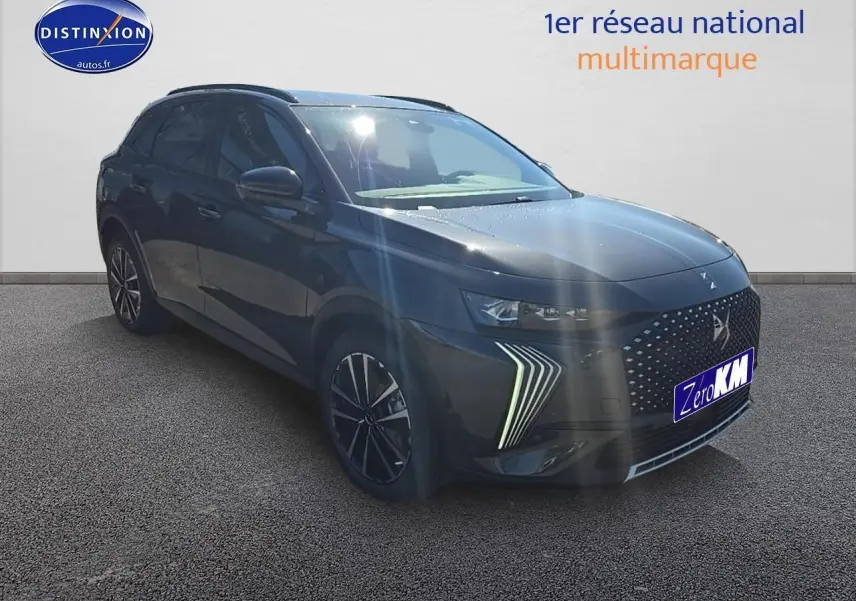 DS7 gris titane en 3/4 avant droit avec signature lumineuse LED distinctive et jantes alliage noires.