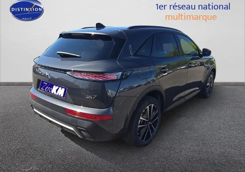 DS7 gris titane vue 3/4 arrière droit, mettant en valeur ses feux arrière LED et ses jantes alliage noires.