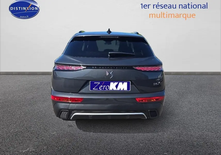 Vue arrière du DS7 gris titane 2025 avec feux LED et double sortie d'échappement intégrée au pare-chocs.