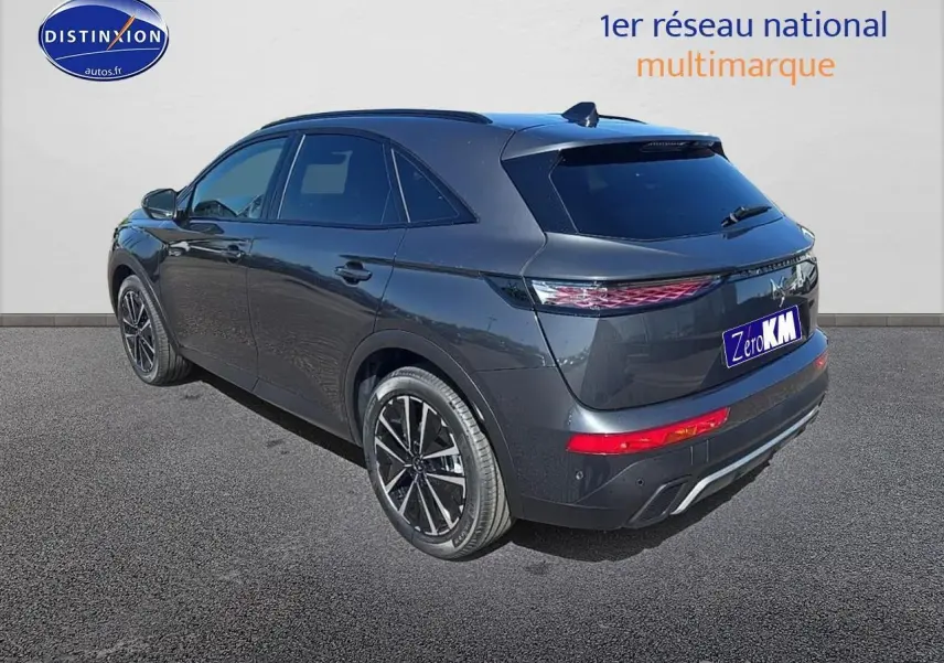 DS7 1.5 BlueHDi 130 Pallas gris titane vu en 3/4 arrière droit avec feux arrière LED et jantes alu noires.