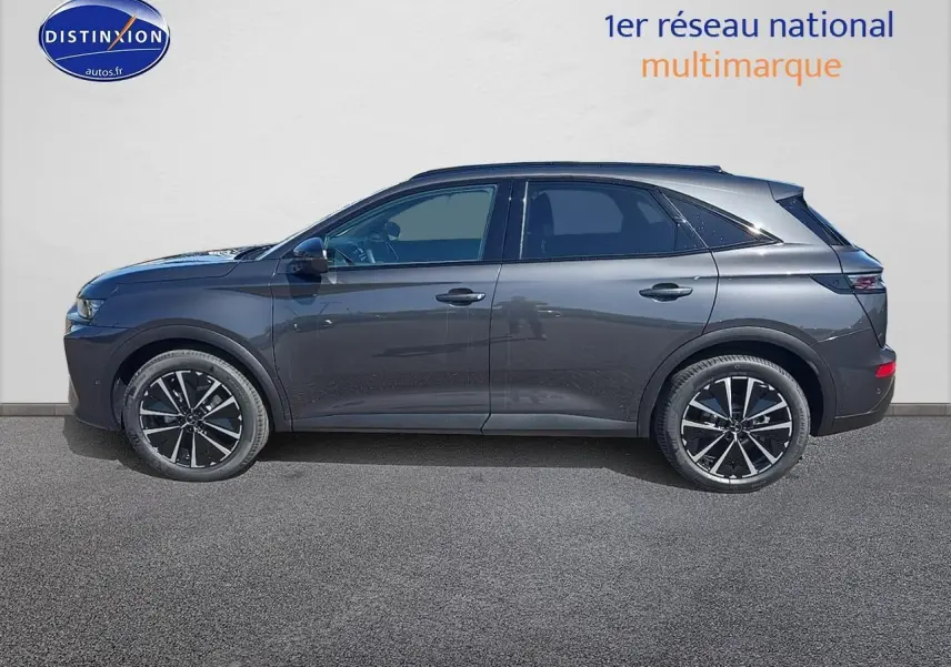 Profil côté gauche d'un SUV DS7 gris titane 2025 avec jantes alliage et vitres arrière surteintées.