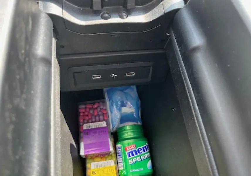 Gros plan sur la console centrale d'une Mercedes GLA 250 e blanche, montrant deux ports USB-C dans le rangement.