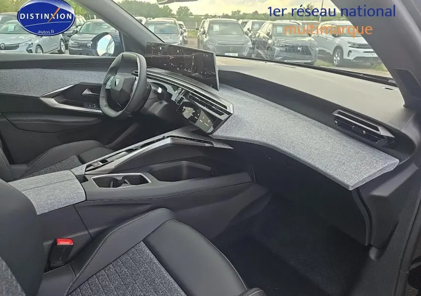 Intérieur avant droit du Peugeot 3008 2025 noir, tableau de bord moderne avec écran tactile panoramique et volant cuir.