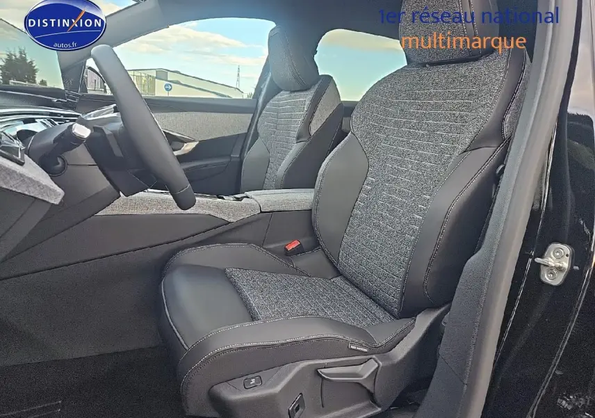 Intérieur du Peugeot 3008 noir 2025, vue côté conducteur sur sièges tissu et cuir avec accoudoir central.
