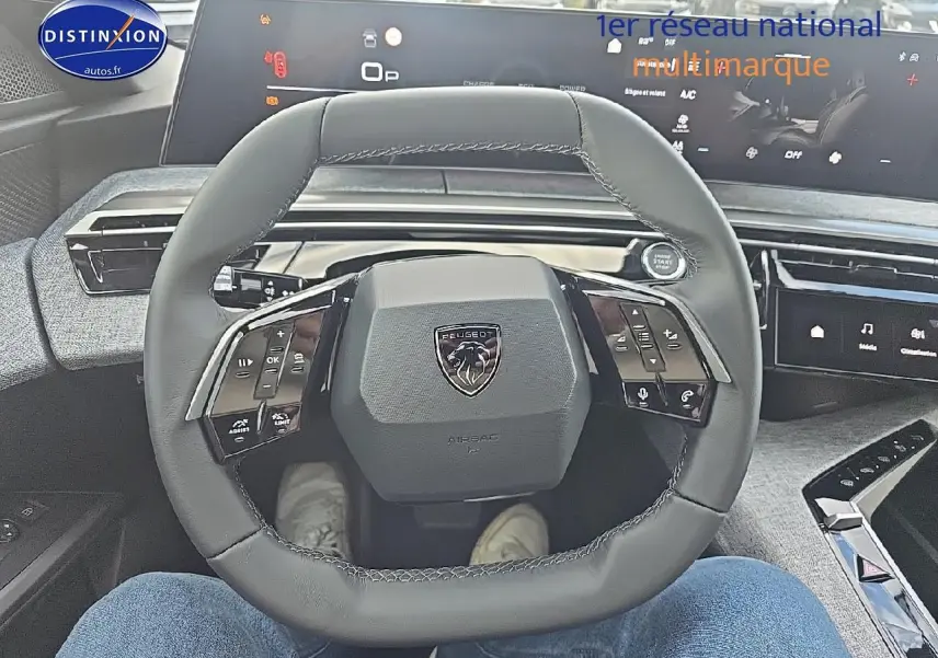 Vue intérieure centrée sur le volant cuir multifonction du Peugeot 3008 noir avec tableau de bord digital moderne.