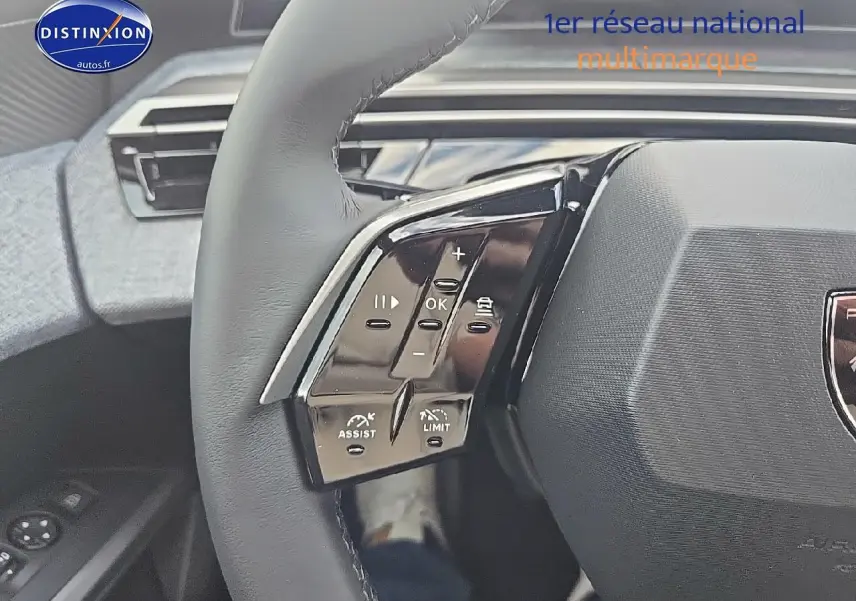 Gros plan sur les commandes au volant cuir du Peugeot 3008 noir hybrid 145 allure, côté gauche du poste de conduite.