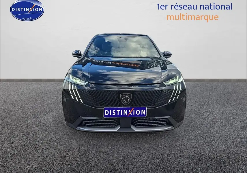 Vue frontale d'un Peugeot 3008 noir avec calandre imposante et feux LED en griffes distinctifs.