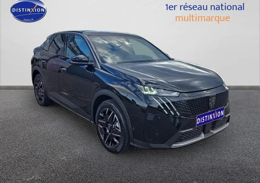 Peugeot 3008 noir en 3/4 avant droit, avec calandre distinctive et jantes alliage noires brillantes.