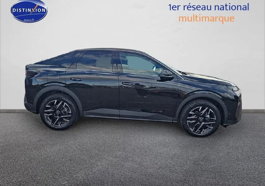 Profil côté gauche d'un Peugeot 3008 noir 2025 avec jantes alu noires et lignes modernes distinctives.
