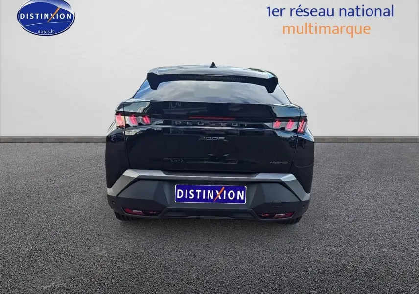 Vue arrière noire du Peugeot 3008 1.2 hybrid 145 allure e-dcs6 avec feux arrière LED et becquet sportif.