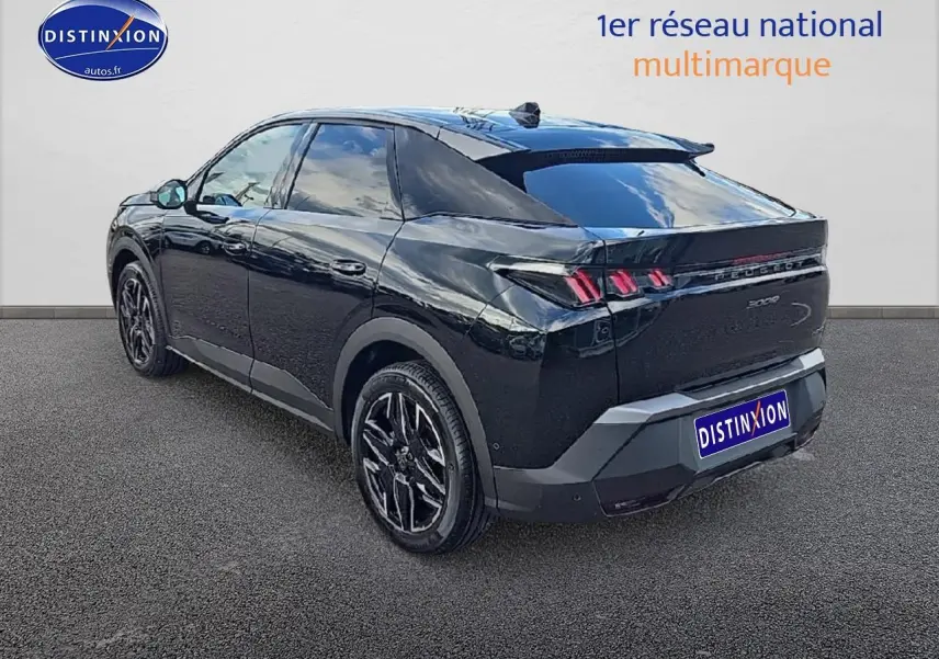 Vue 3/4 arrière droite d'un Peugeot 3008 noir 2025 avec jantes alu et feux arrière LED distinctifs.