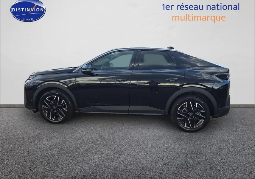Profil latéral gauche d'un Peugeot 3008 noir 2025 avec jantes alliage et vitres surteintées.