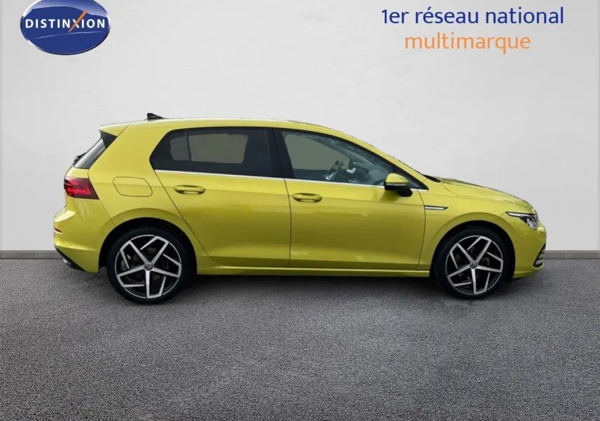 Profil côté droit d'une Volkswagen Golf 1.5 eTSI jaune vif, modèle 2020, avec jantes alliage et cinq portes.