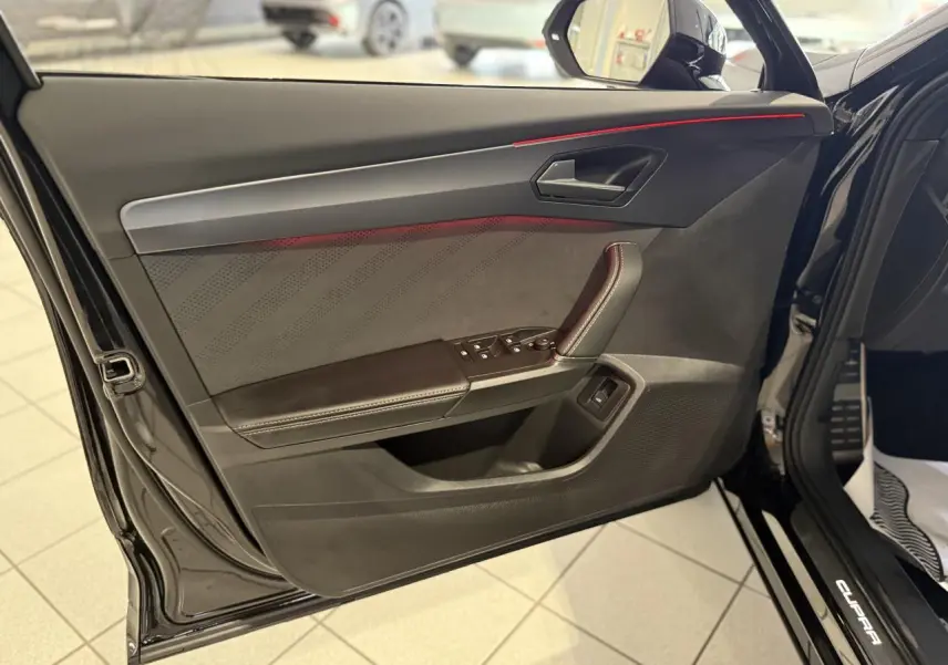 Vue rapprochée de la contre-porte côté gauche noire avec surpiqûres cuivrées et poignée intégrée du CUPRA Formentor Noir Night 2025.