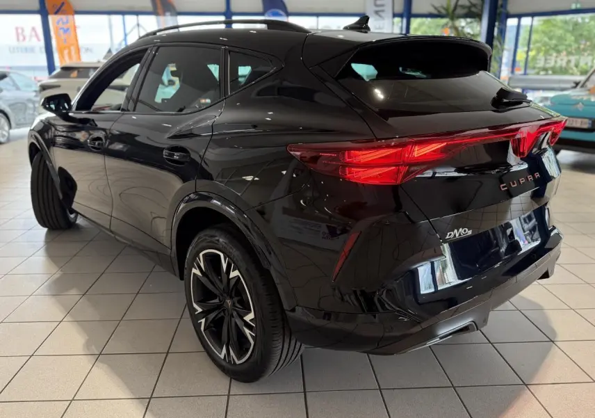 Vue 3/4 arrière droite du CUPRA Formentor noir Night avec feux arrière LED et jantes alliage 18 pouces.