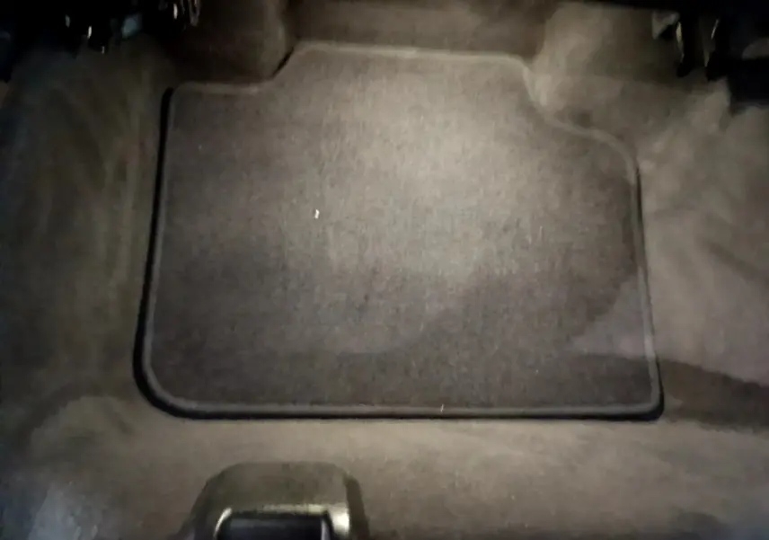 Vue rapprochée du tapis de sol noir à l'avant côté conducteur du BMW X1 xDrive23i M Sport 2023.