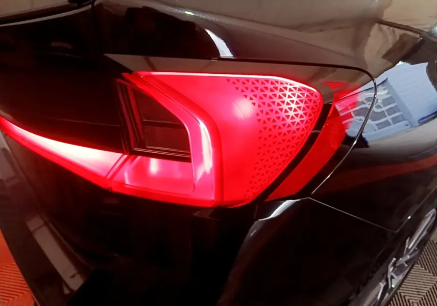 Gros plan sur le feu arrière droit rouge du BMW X1 xDrive23i M Sport noir, soulignant son design moderne et géométrique.