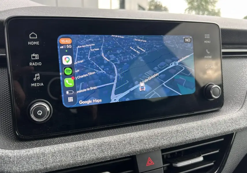 Écran tactile central 8,25" du Skoda Scala TSI 116 DSG7 Sélection affichant une carte GPS en navigation.