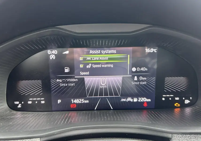 Tableau de bord numérique de la Skoda Scala TSI 116 DSG7, affichant les assistances à la conduite et la température à 16°C.