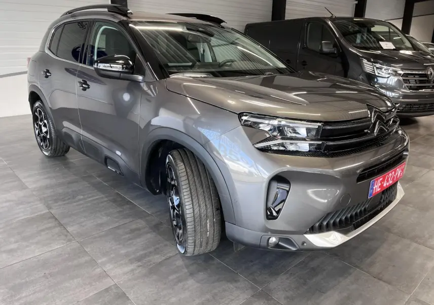 Citroën C5 Aircross gris platinium en 3/4 avant droit avec jantes alliage bi-ton et calandre noir brillant.