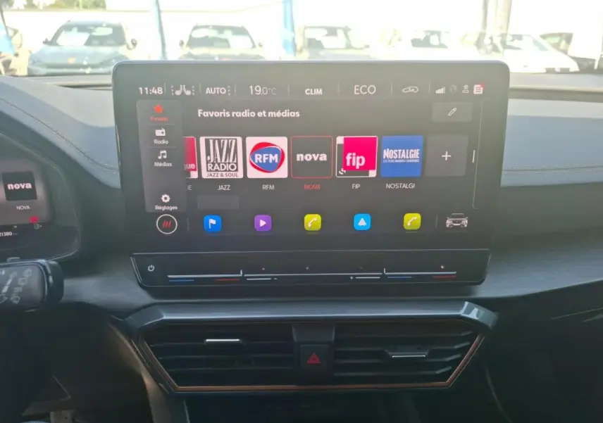 Vue intérieure du tableau de bord du CUPRA Formentor 1.4 e-Hybrid 2024 avec écran tactile multimédia et finitions noires.