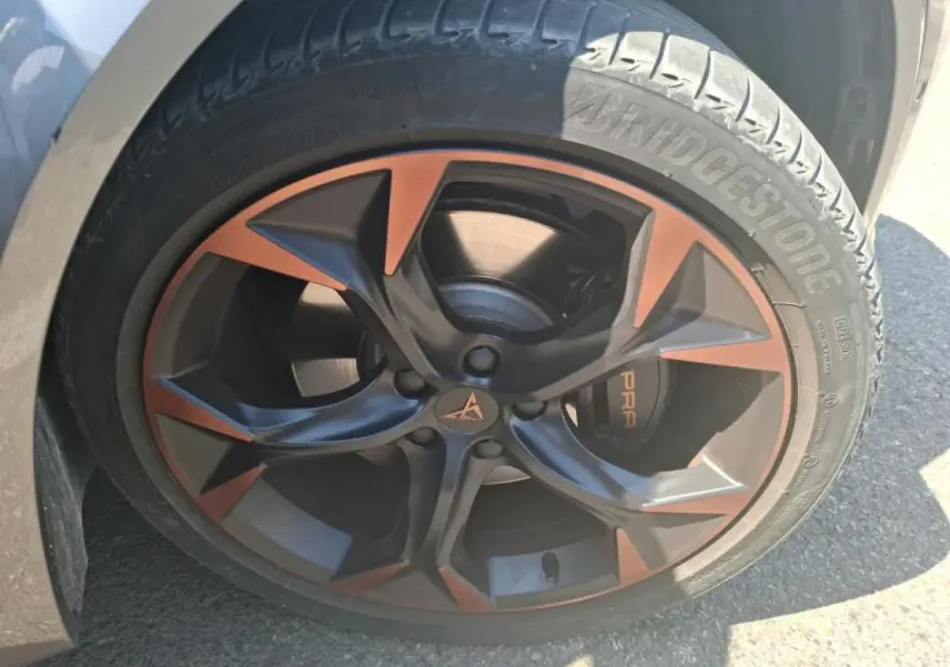 Gros plan sur la jante alliage 19 pouces Black Copper du CUPRA Formentor gris, avec logo Cupra central visible.