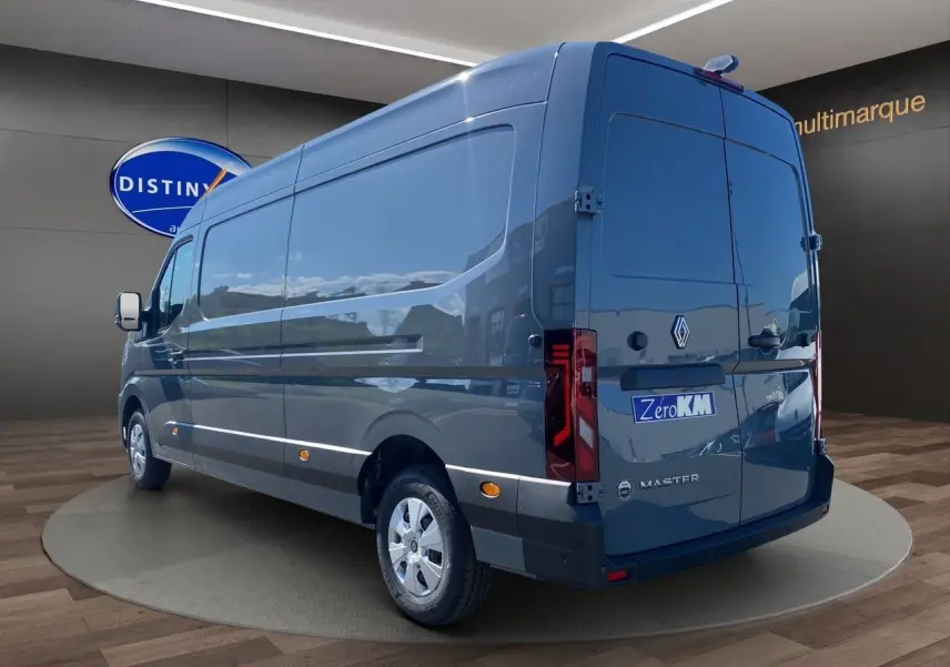 Vue 3/4 arrière droite du Renault Master 2025 gris urbain avec portes arrière tôlées ouvertes à 270°