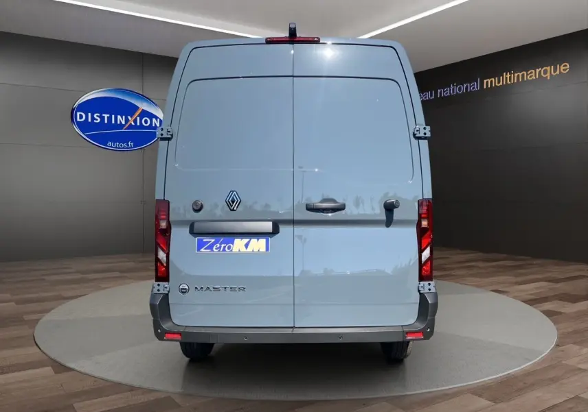 Vue arrière du Renault Master gris urbain 2025 avec portes tôlées et feux arrière verticaux distinctifs.