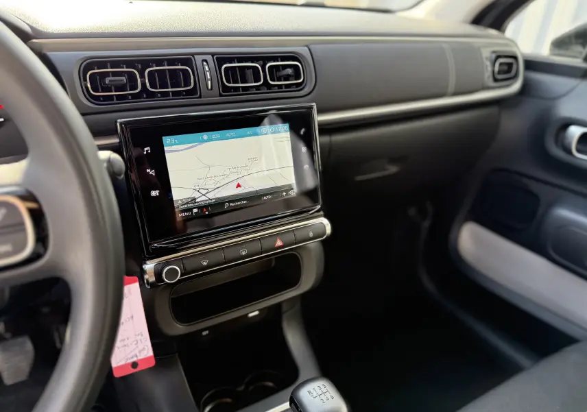 Intérieur de la Citroën C3 1.5 BlueHDi 100ch 2023, tableau de bord avec écran tactile et levier de vitesses manuel.