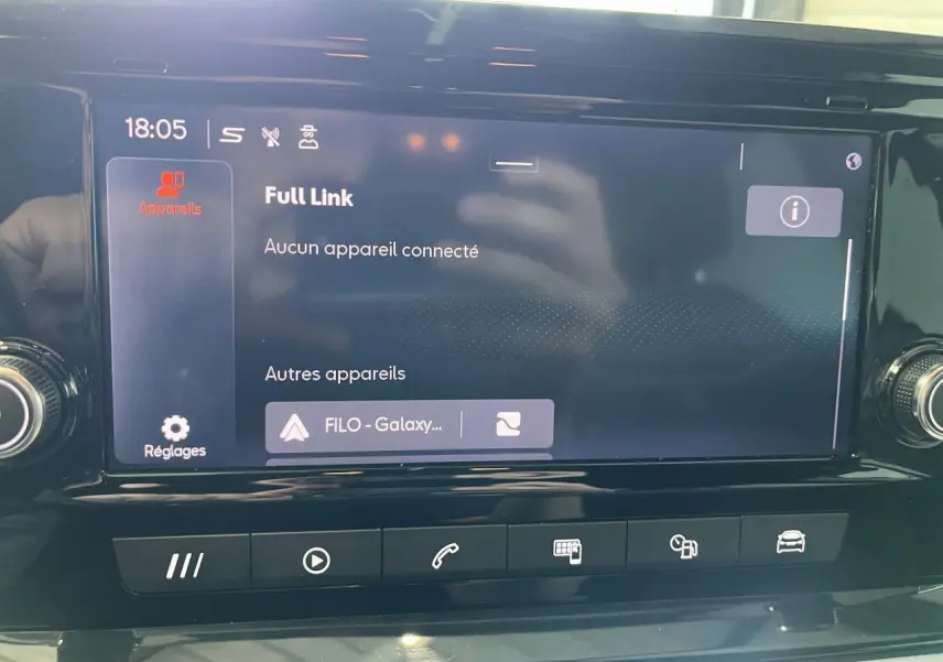 Écran tactile central du système MediaSystem+ du SEAT Arona blanc Nevada, affichant la connexion Bluetooth inactive.