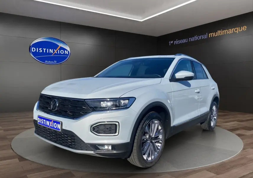 Volkswagen T-Roc Silver White en 3/4 avant droit avec jantes alu 18 pouces et toit ouvrant panoramique visible.