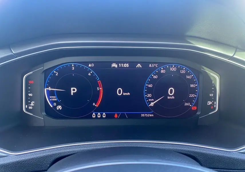 Tableau de bord numérique du Volkswagen T-Roc 2021 affichant vitesse à zéro et indicateurs de température et carburant.