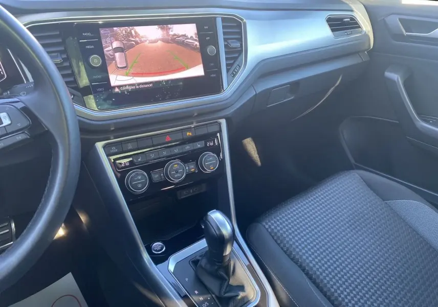 Intérieur du Volkswagen T-Roc 2021 côté passager, avec écran tactile affichant la caméra de recul et console centrale moderne.