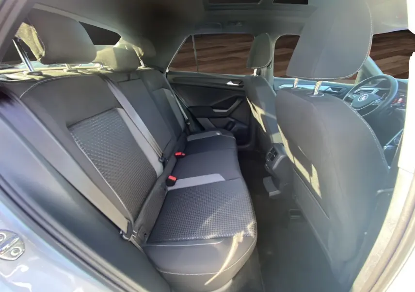 Vue intérieure du siège arrière côté gauche d'un Volkswagen T-Roc silver white 2021 avec toit ouvrant panoramique.