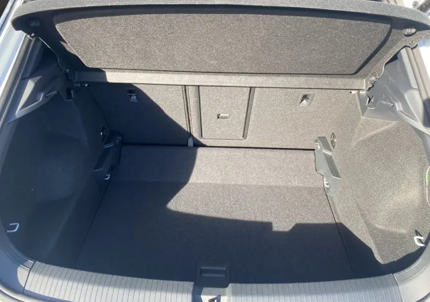 Coffre ouvert vu de dessus du Volkswagen T-Roc Silver White, montrant un espace de chargement propre et spacieux.