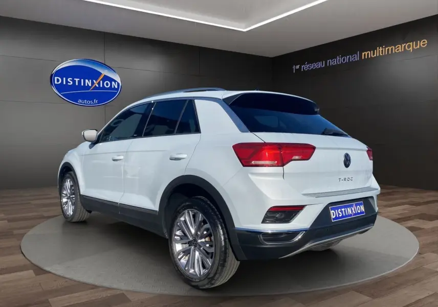 Vue 3/4 arrière droite du Volkswagen T-Roc blanc Silver avec jantes alu 18 pouces et toit ouvrant panoramique.