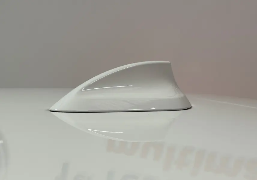 Antenne requin blanche sur le toit d'une BMW Série 1 120iA 184 M Sport essence 2019.