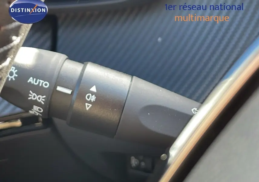 Détail du commodo d’éclairage côté gauche dans l’habitacle du Peugeot 2008 bleu Vertigo Metal 2024.