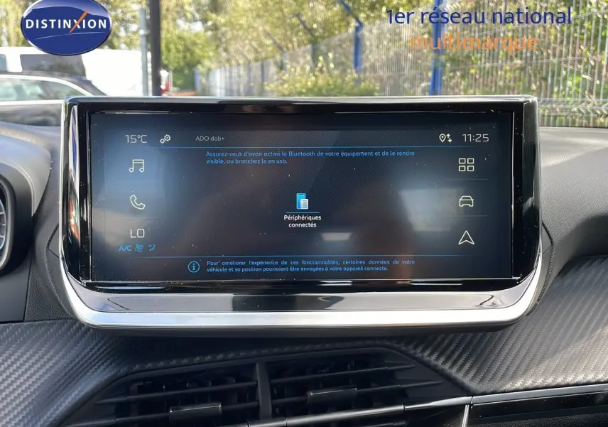 Vue intérieure centrée sur l'écran tactile du tableau de bord du Peugeot 2008 1.2 PureTech 2024, ambiance moderne.