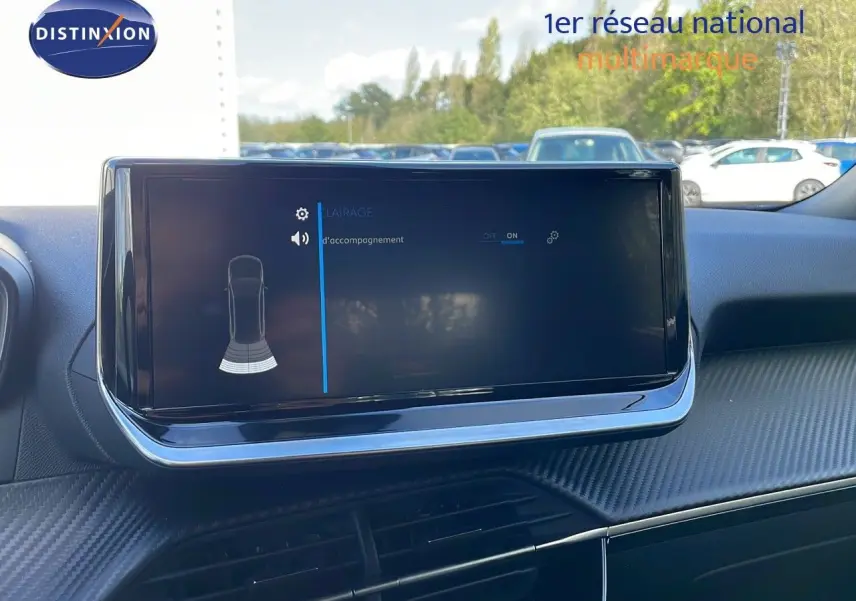 Écran tactile central du tableau de bord du Peugeot 2008 bleu Vertigo Metal, vue intérieure frontale.