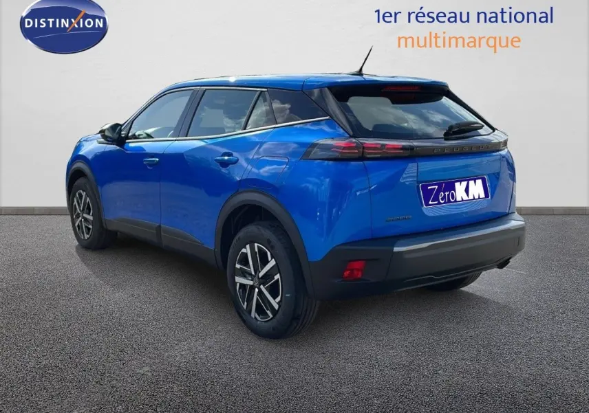 Peugeot 2008 bleu Vertigo métal en 3/4 arrière droit, avec feux LED et jantes alliage visibles.