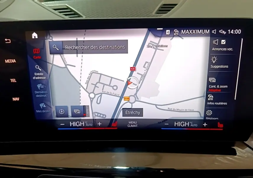 Affichage tactile du système de navigation 3D du BMW X1 xDrive23i M Sport gris clair, vue intérieure centrale.