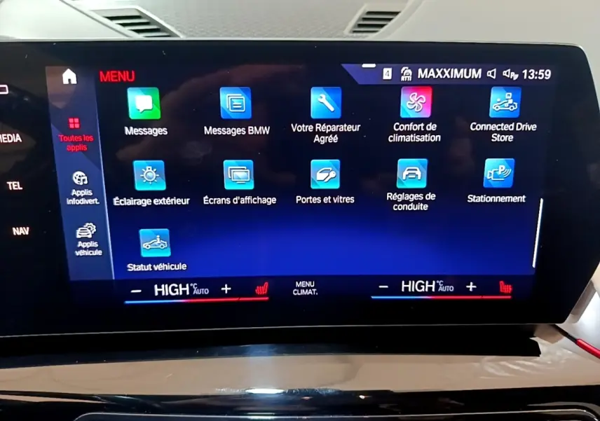 Écran tactile central du BMW X1 xDrive23i M Sport 2023 affichant le menu des applications de confort et réglages.