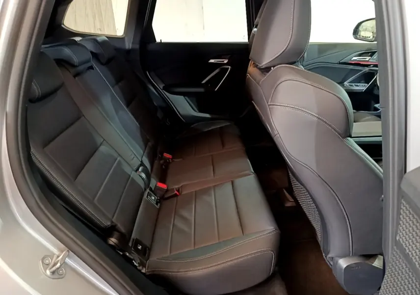 Vue intérieure côté gauche montrant les sièges arrière en cuir noir du BMW X1 xDrive23i M Sport gris clair 2023.